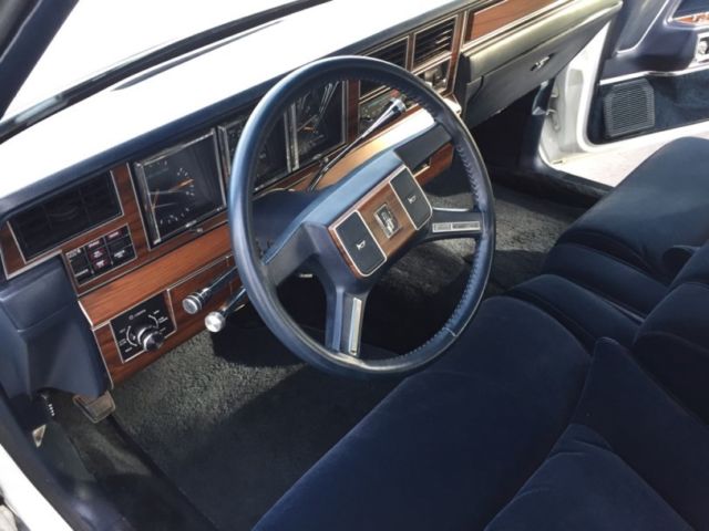 1988 Lincoln Town Car Signature Series - photo 11