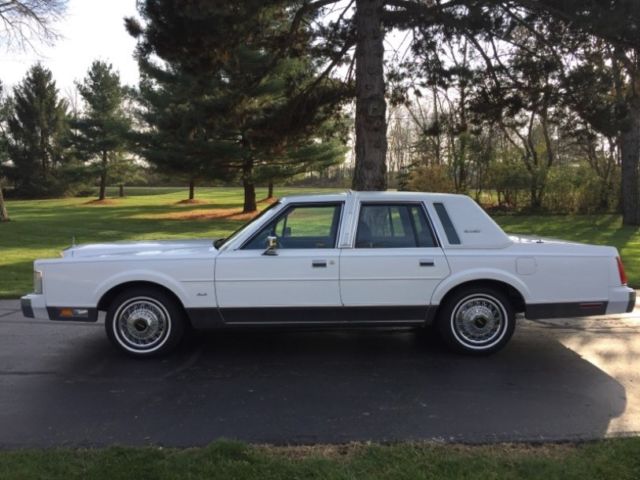 1988 Lincoln Town Car Signature Series - photo 3