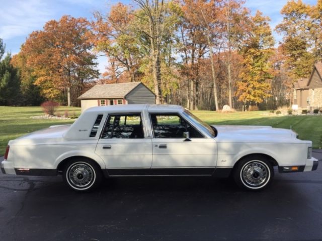 1988 Lincoln Town Car Signature Series - photo 7