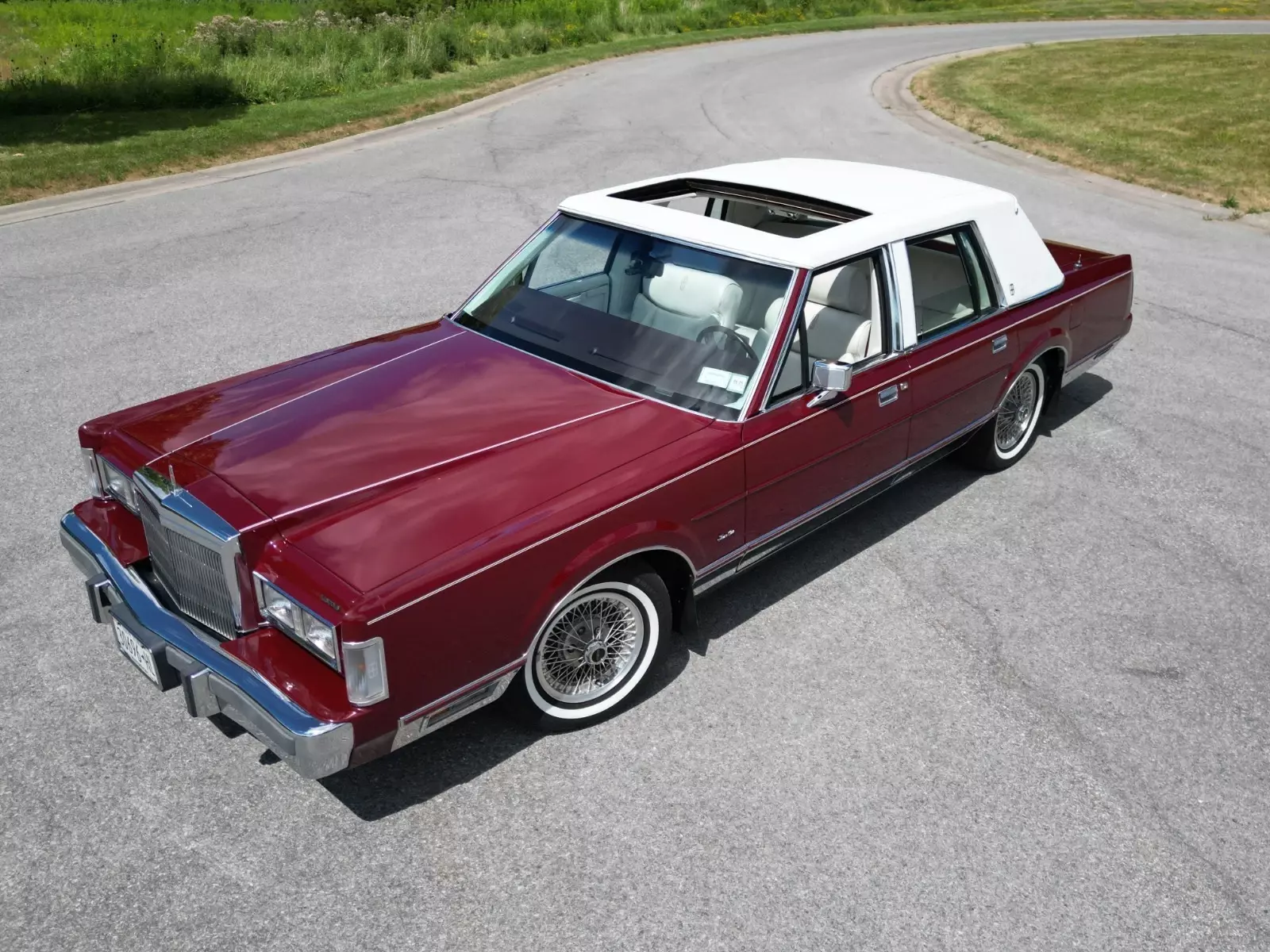 1988 Lincoln Town Car Signature Series Special Edition White Leather Moonroof A+ 1988 Lincoln Town Car MINT condition Show Car Ready to drive anywhere RARE find!