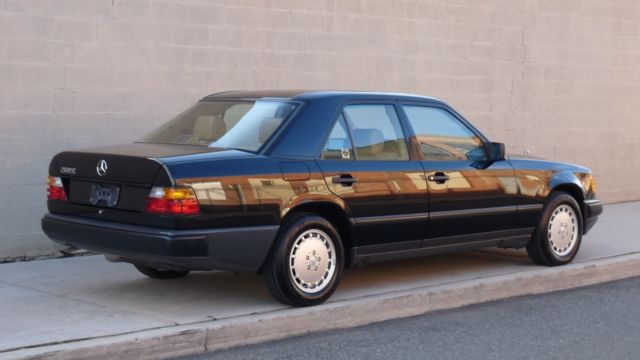 1988 Mercedes-Benz 200-Series 260E Sedan 4-Door - photo 4