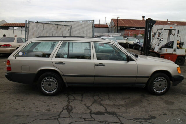 1988 Mercedes-Benz 300-Series 4 Dr - photo 2