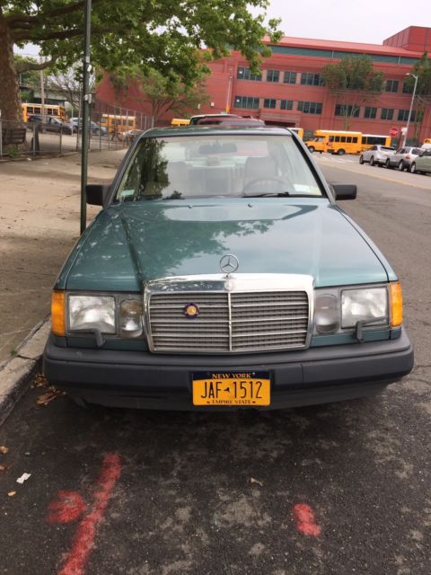 1988 Mercedes-Benz 300E - VINTAGE W124 1988 Mercedes-Benz 300-Series 300E