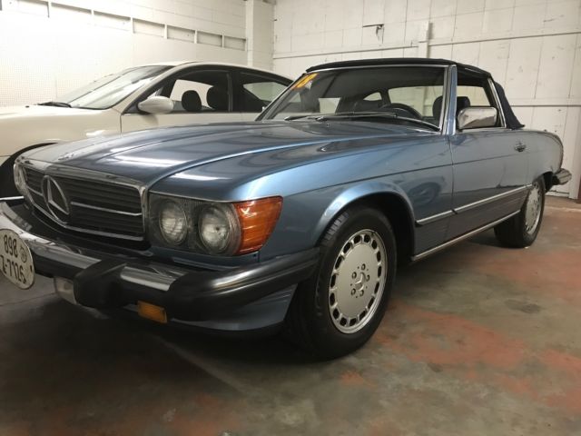 1988 MERCEDES-BENZ 560 SL CONVERTIBLE 2 TOPS PRESTINE CONDITION ORIGINAL OWNER A 1988 Mercedes-Benz SL-Class 560 SL