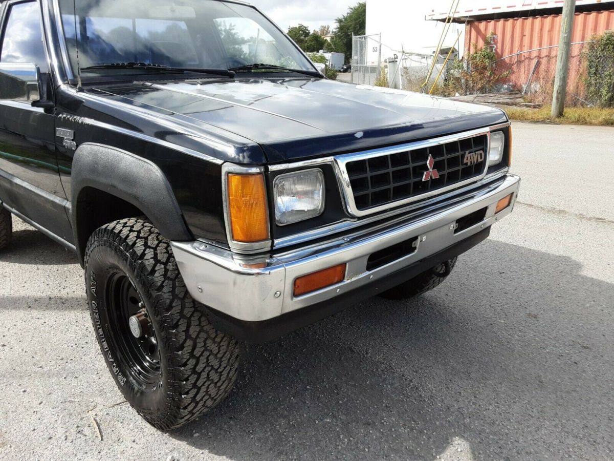 1988 Mitsubishi Mighty Max SPX 4X4 MANUAL 5 SPEED 4 CYLINDER 4WD PICKUP TRUCK - photo 4