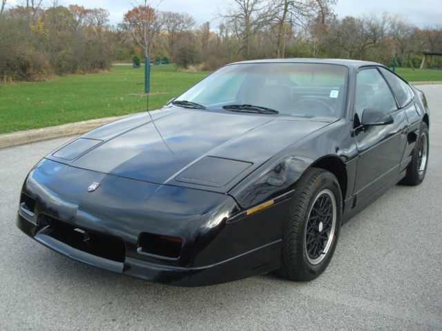 1988 Pontiac Fiero 2 Door Coupe - photo 2