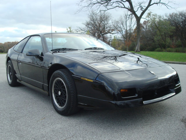 1988 Pontiac Fiero 2 Door Coupe - photo 4