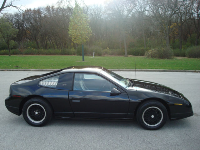 1988 Pontiac Fiero 2 Door Coupe - photo 5