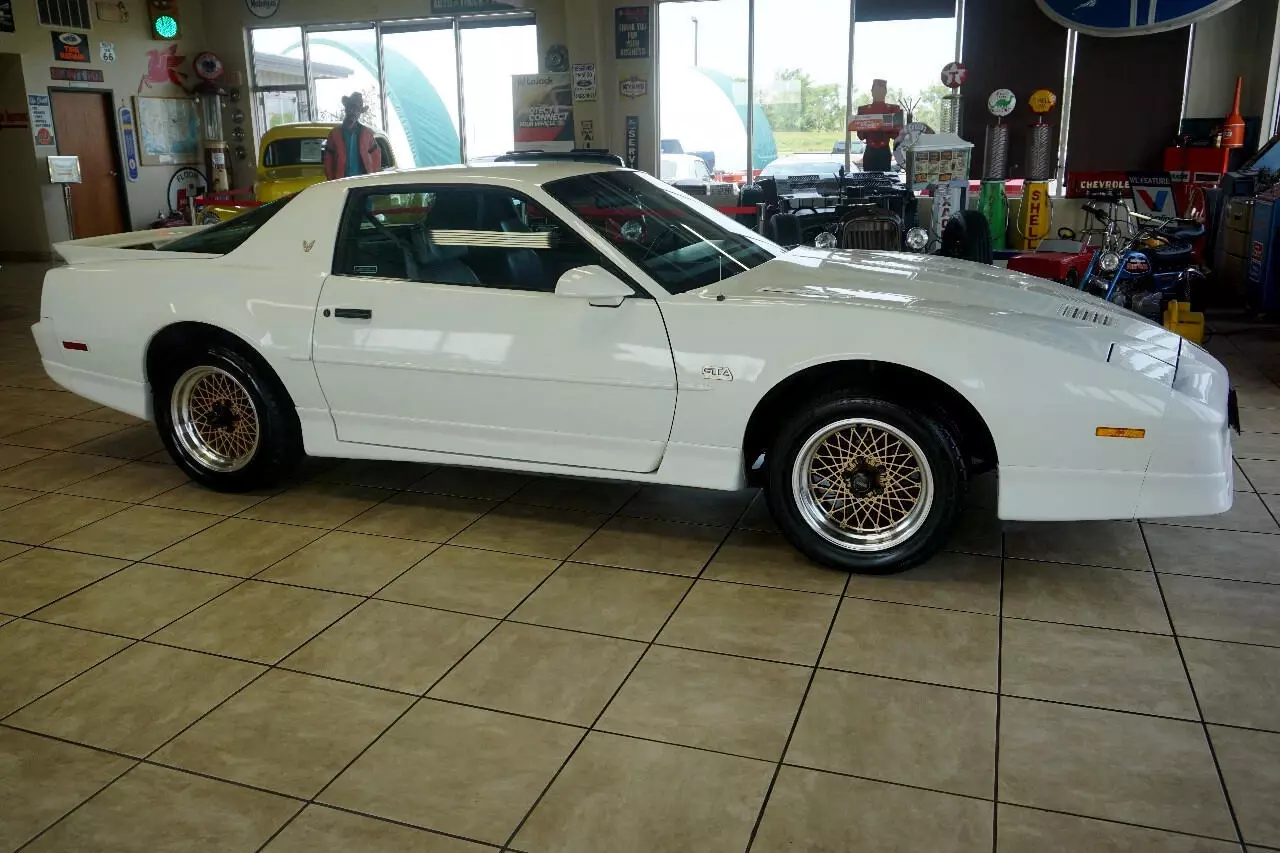 1988 Pontiac Trans Am GTA Hatchback - photo 10