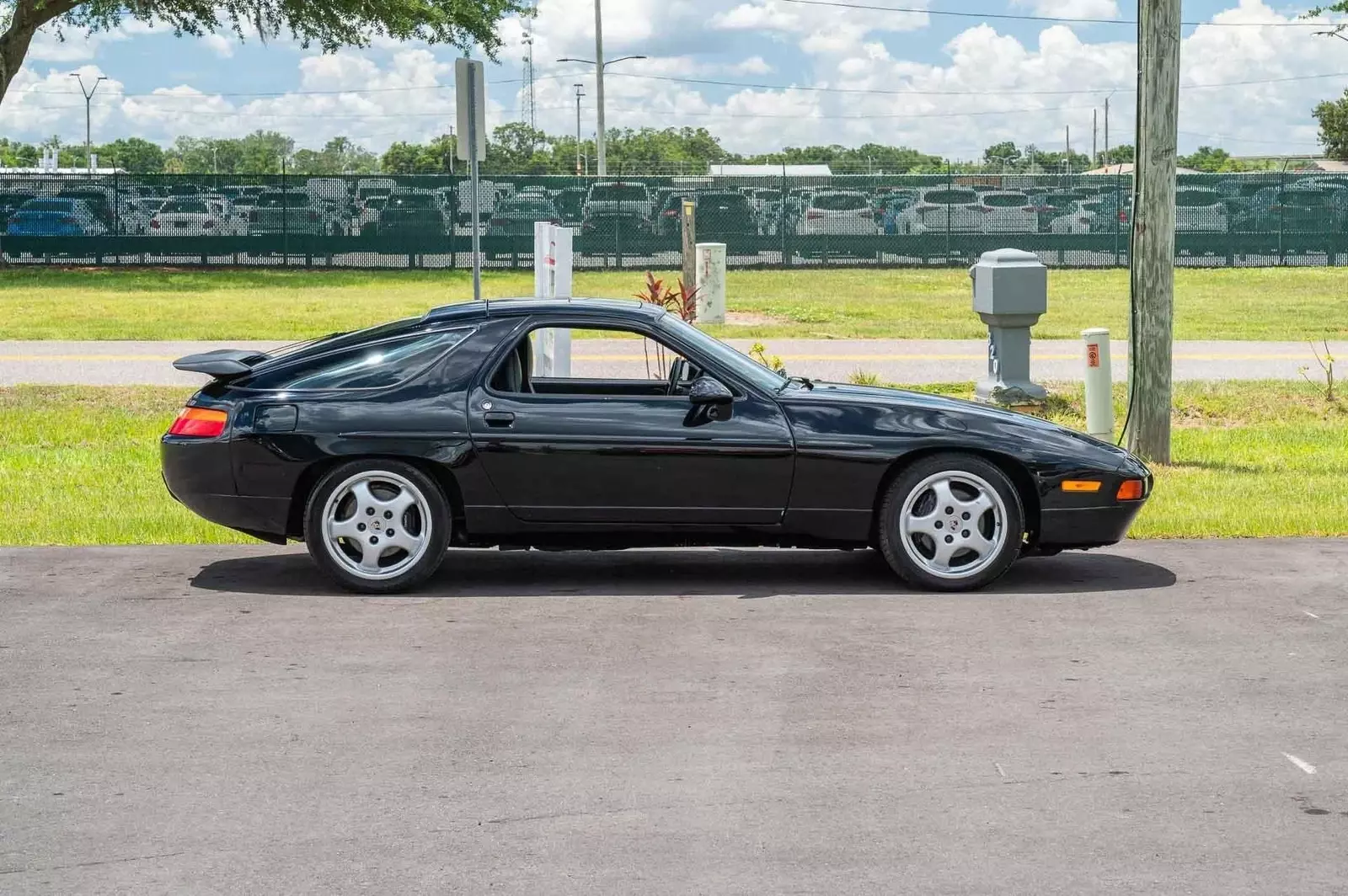 1988 Porsche 928 Black on Black – Stated Rebuilt Engine – Runs and - photo 6