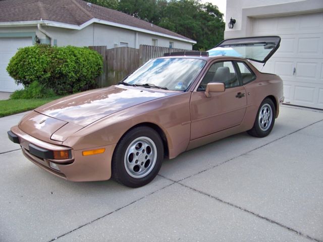 1988 PORSCHE 944 - Classic - Only 30,000 actual miles - always garage kept - nev 1988 Porsche 944