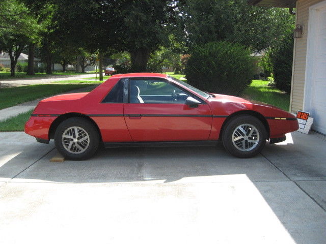 1988 RED PONTIAC FIERO 4 CLY. 2.5 5 SPEED TRAN. 1988 Pontiac Fiero