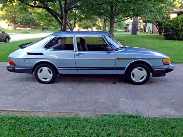 1988 Saab 900 Base Hatchback 2-Door 2.0L 1988 Saab 900 Base Hatchback 2-Door