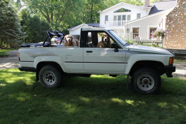 1988 Toyota 4 Runner – 4 wheel drive convertible. Both Hard Top & Soft Top incl. 1988 Toyota 4Runner SR5