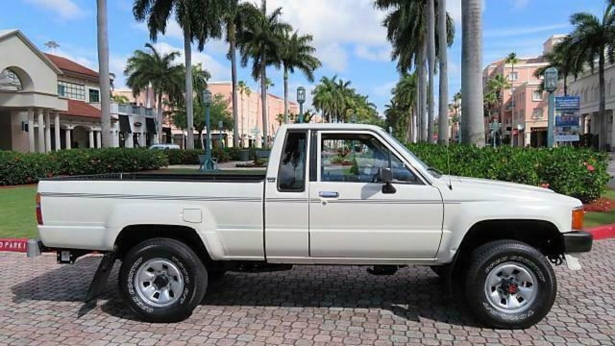 1988 Toyota 4WD Pickups Deluxe - photo 2