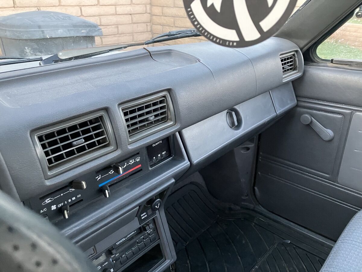 1988 Toyota Pickup XTRACAB RN70 DLX - photo 11