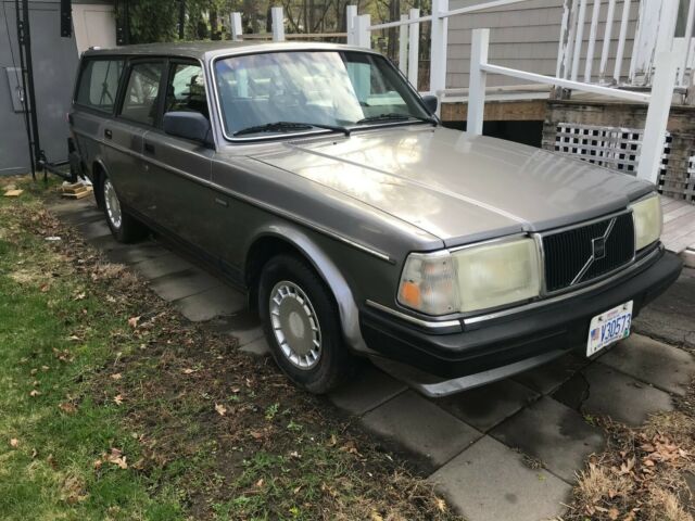 1988 Volvo 240 DL Wagon - Classic Volvo runs great, new tires - NO RESERVE! 1988 Volvo 240 DL