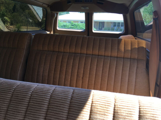 1989 Chevrolet Suburban Silverado - photo 10