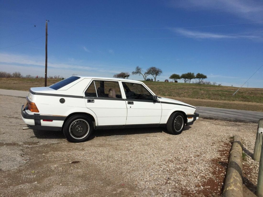 1989 Alfa Romeo Milano gold 1989 Alfa Romeo Milano Gold