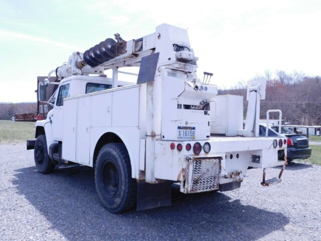 1989 International Harvester pole setting truck line truck - photo 11