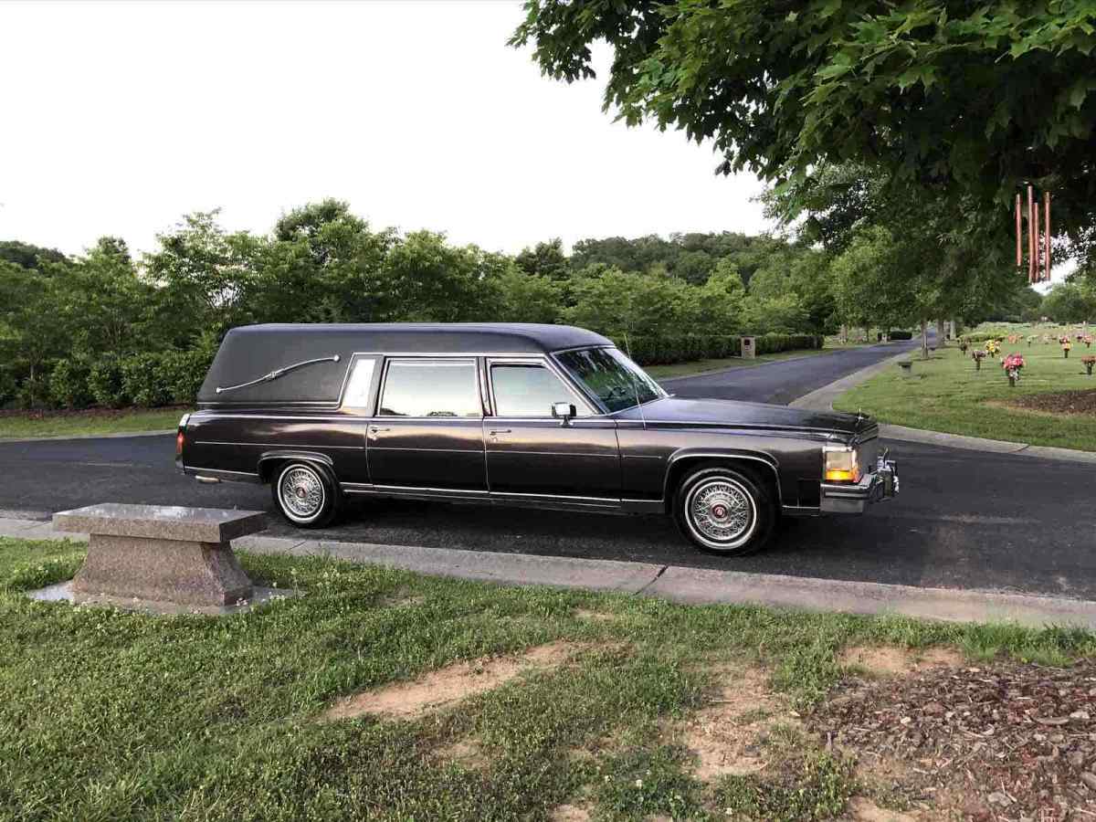 1989 Cadillac Brougham Hearse - photo 2