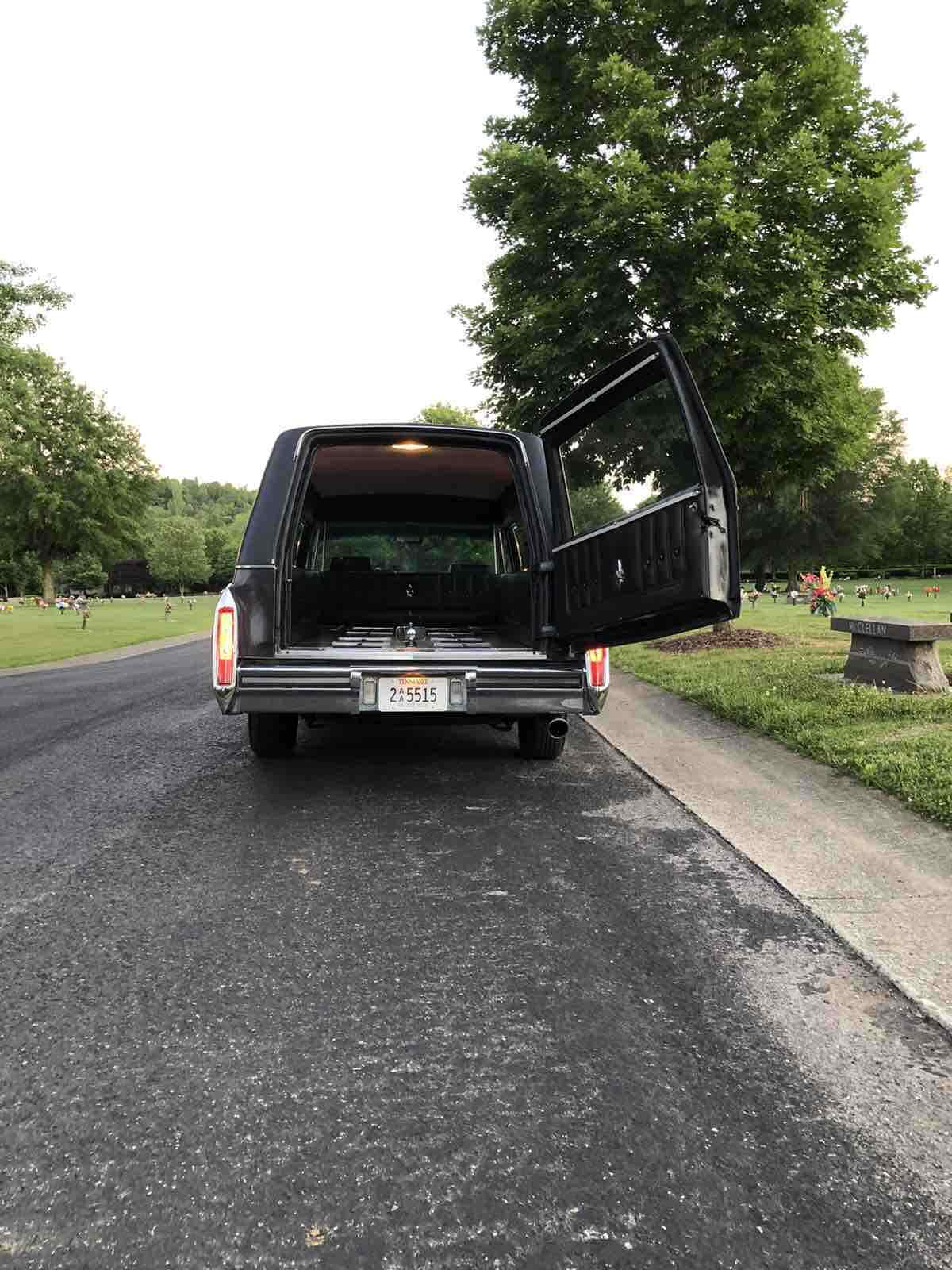1989 Cadillac Brougham Hearse - photo 3