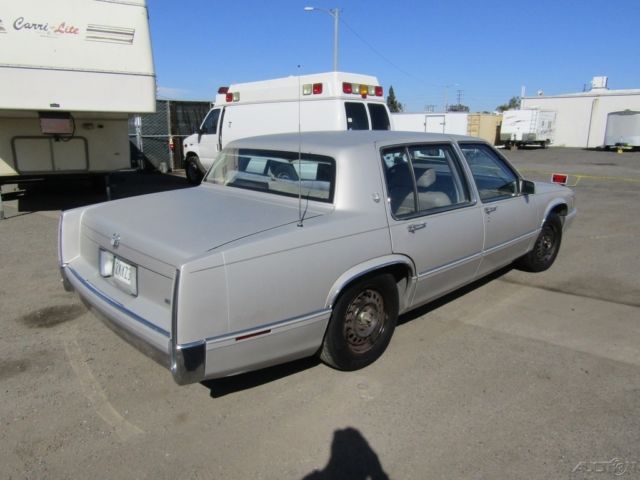 1989 Cadillac DeVille Base Sedan 4-Door - photo 5