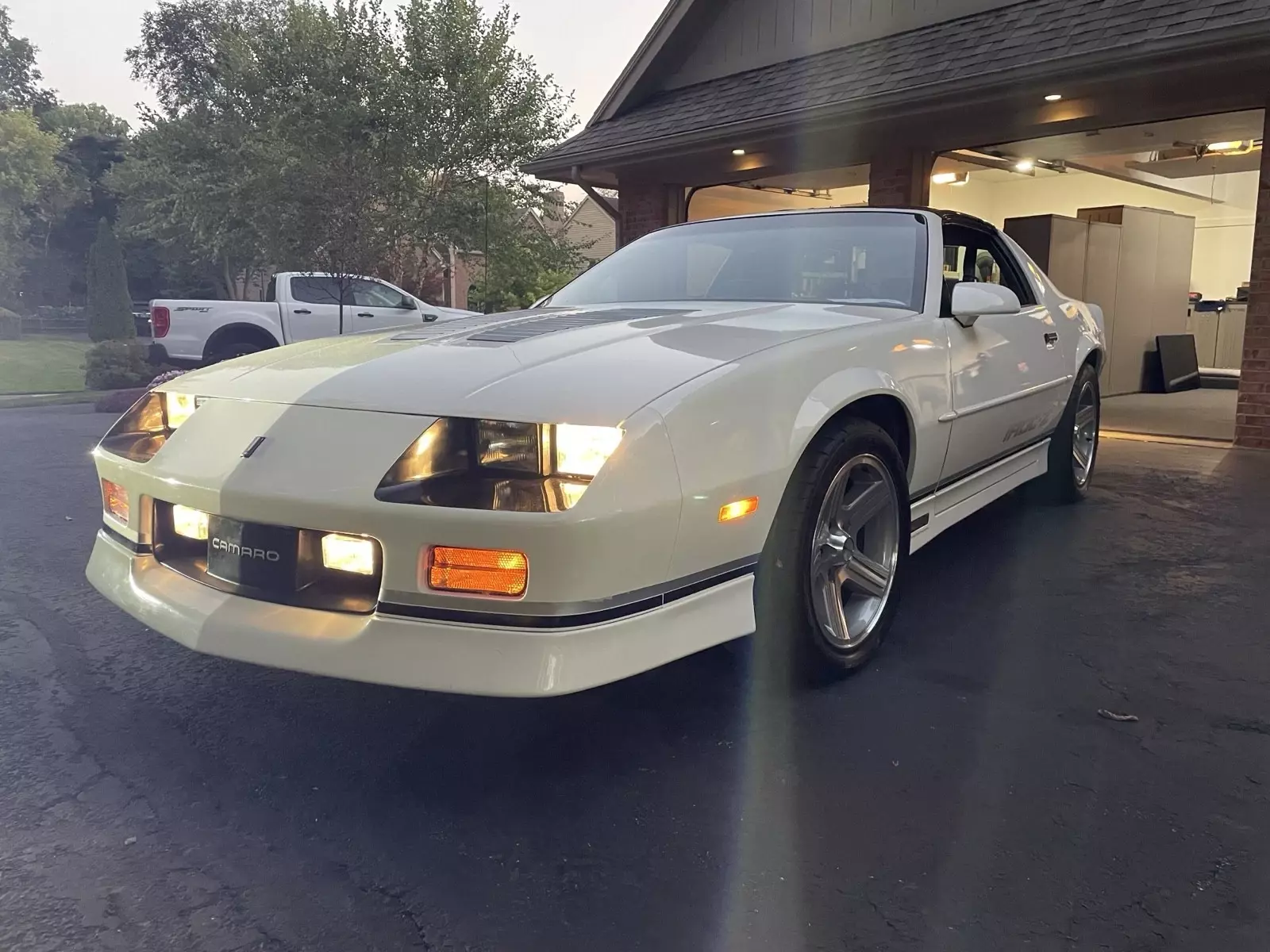 1989 Chevrolet Camaro Coupe White IROC z T-TOP 1989 Chevrolet Camaro IROC z T-TOP