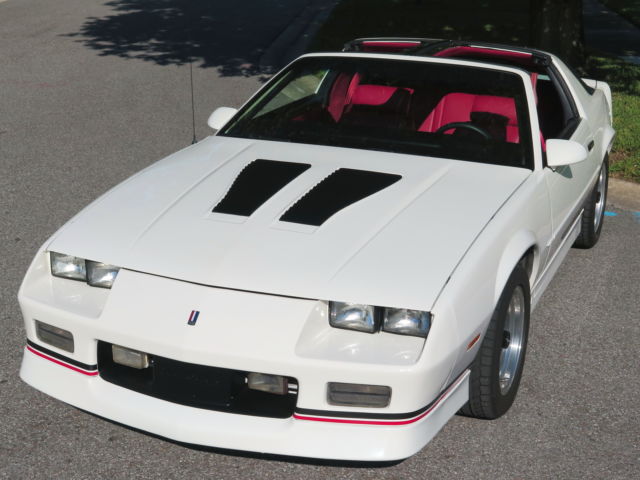 1989 Chevrolet Camaro Iroc-Z T-Top 2-Door 5.0L 305Cu. In. V8 GAS TBI RWD 1989 Chevrolet Camaro
