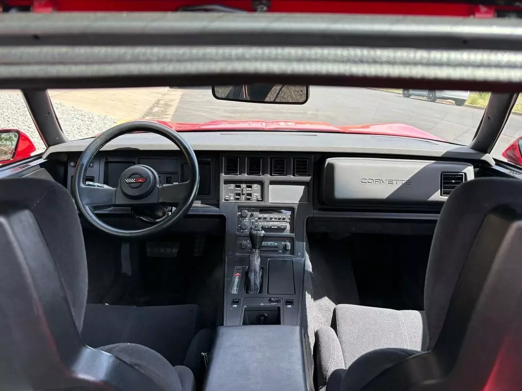 1989 Chevrolet Corvette Coupe ONLY 19K miles and looks like new still - photo 10