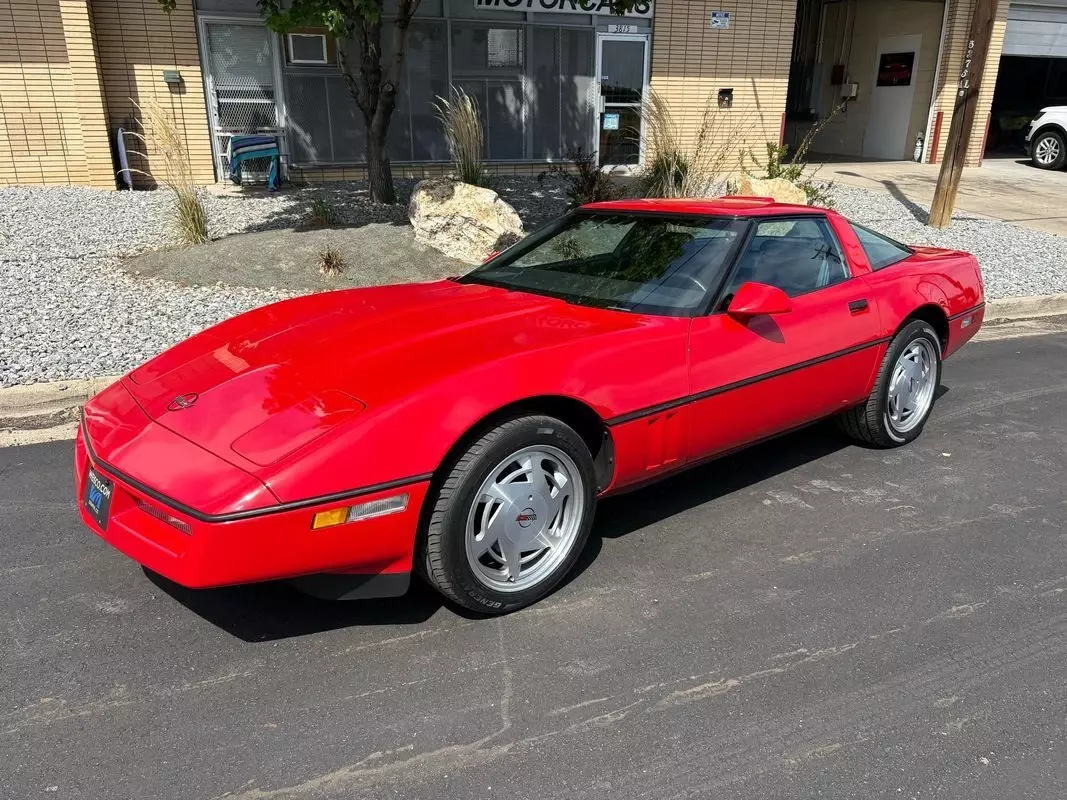 1989 Chevrolet Corvette Coupe ONLY 19K miles and looks like new still - photo 11