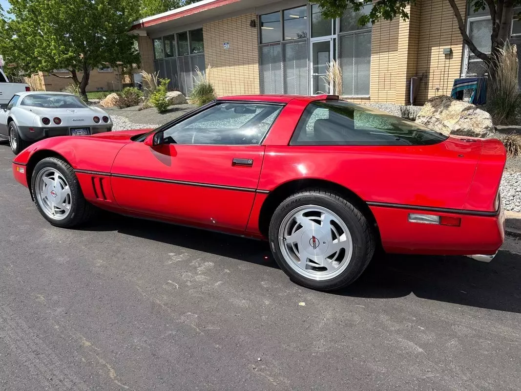 1989 Chevrolet Corvette Coupe ONLY 19K miles and looks like new still - photo 12