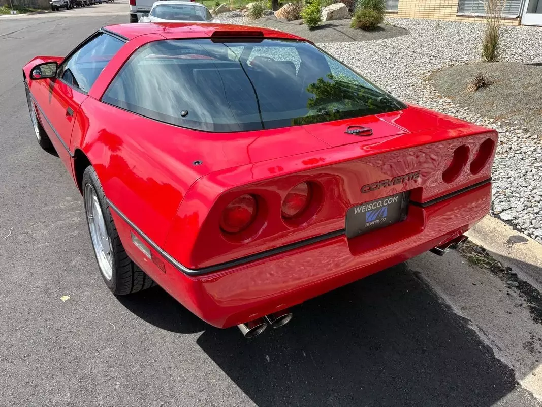 1989 Chevrolet Corvette Coupe ONLY 19K miles and looks like new still - photo 13