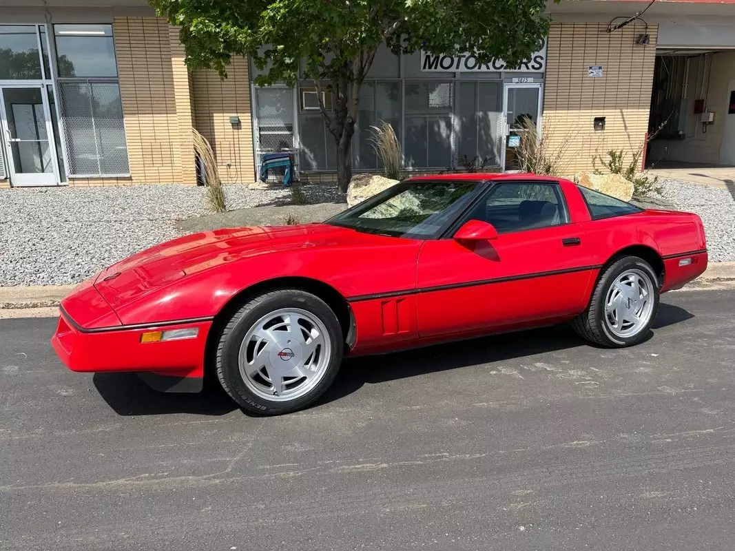 1989 Chevrolet Corvette Coupe ONLY 19K miles and looks like new still - photo 2