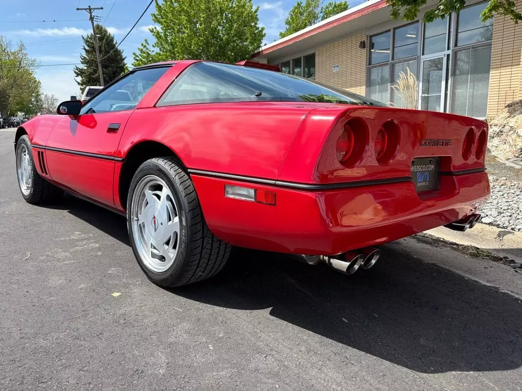 1989 Chevrolet Corvette Coupe ONLY 19K miles and looks like new still - photo 4