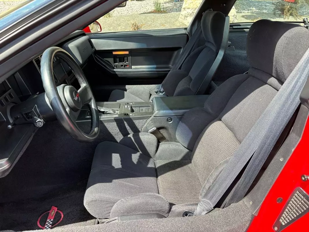 1989 Chevrolet Corvette Coupe ONLY 19K miles and looks like new still - photo 8