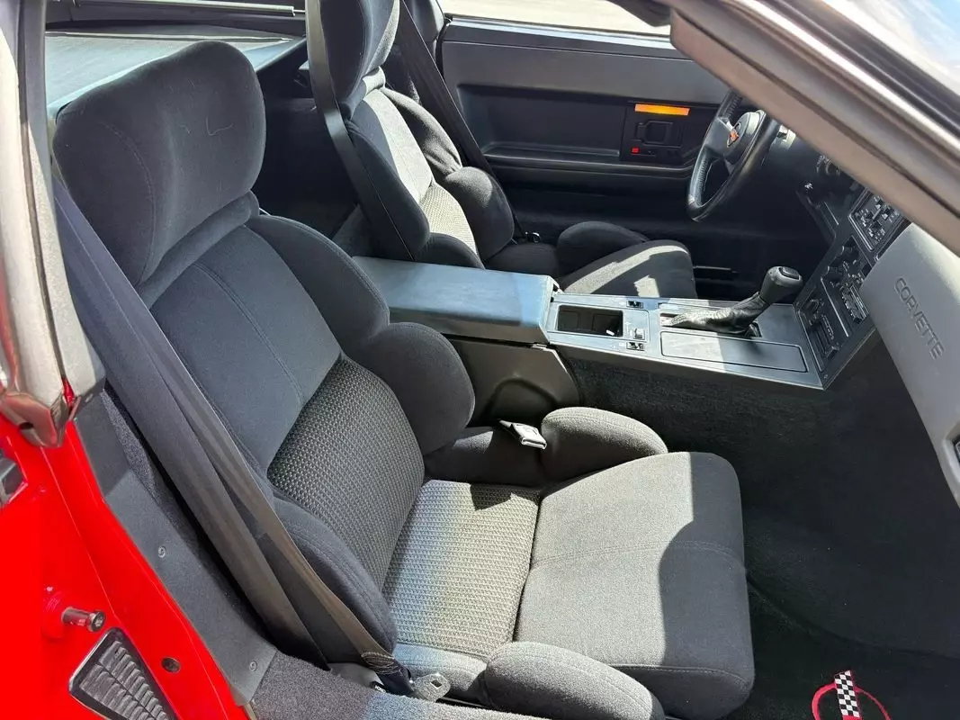 1989 Chevrolet Corvette Coupe ONLY 19K miles and looks like new still - photo 9