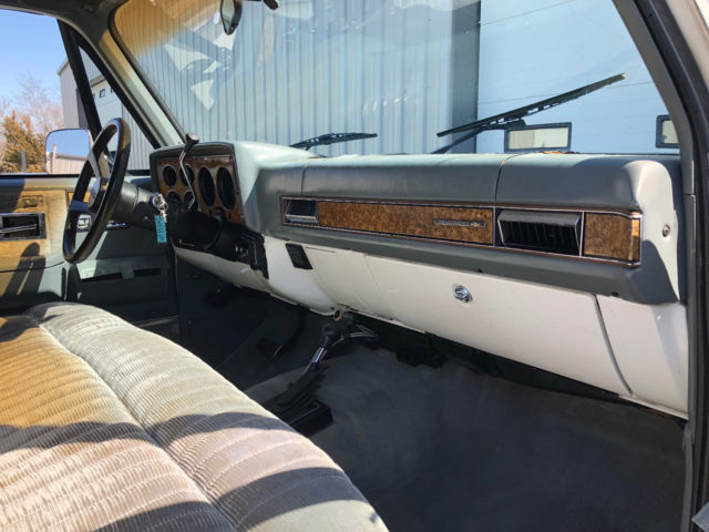 1989 Chevrolet Suburban - Rust Free Calif Truck - 5.7L EFI Automatic - photo 9