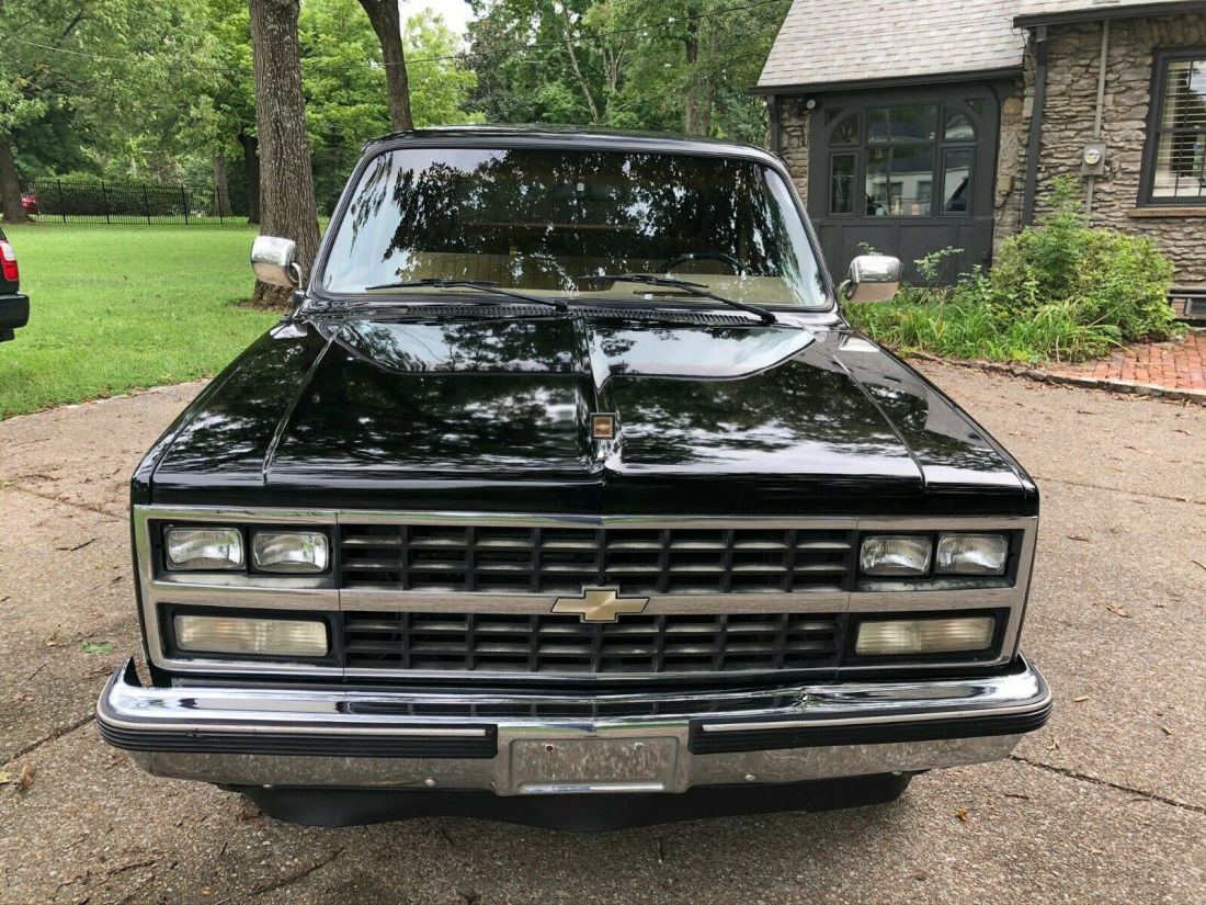 1989 Chevrolet Suburban R1500 - photo 2