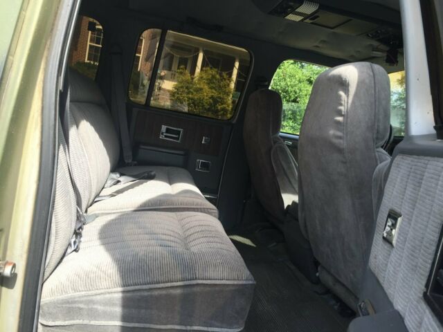 1989 Chevrolet Suburban SLE - photo 6