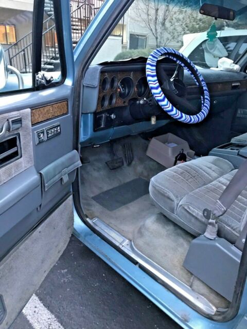 1989 Chevrolet Suburban - photo 2