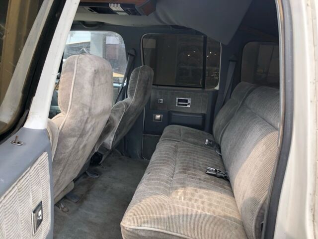 1989 Chevrolet Suburban V10 4dr 4WD SUV - photo 11