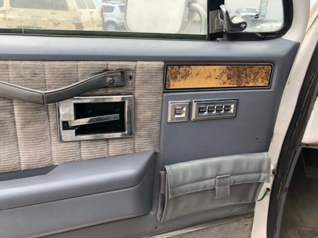 1989 Chevrolet Suburban V10 4dr 4WD SUV - photo 12