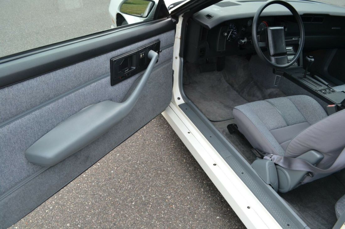 1989 Chevrolet Camaro - photo 12