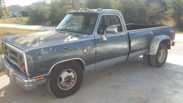 1989 Dodge D350 RAM Dually, 360 Gasolive Automatic Transmission 1989 Dodge Ram 3500 Blue and Silver