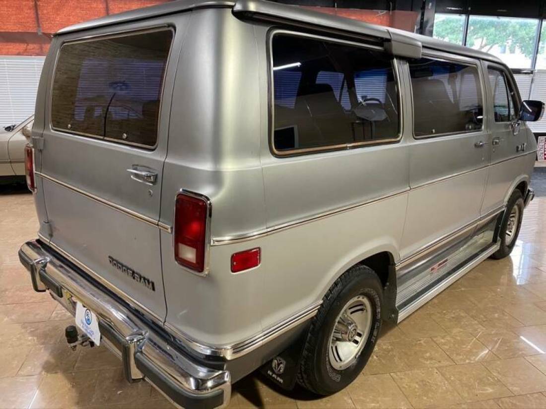 1989 Dodge Ram Van B150 Value 3dr Passenger Van - photo 4