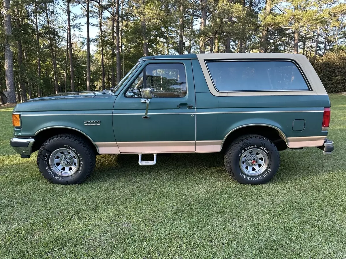 1989 Ford Bronco SUV Green U100 1989 Ford Bronco U100