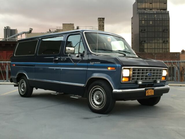 1989 Ford E-150 Econoline Clubwagon XLT 1989 Ford E-Series Van XLT