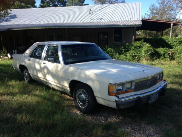 1989 Ford LTD Crown Victoria. 4 Door Sedan. Very well maintained. 1989 Ford Crown Victoria LTD