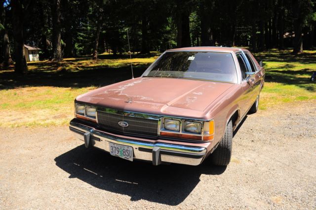 1989 Ford Crown Victoria Base Sedan 4-Door - photo 2